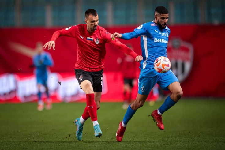 在防守端被 在防守端被