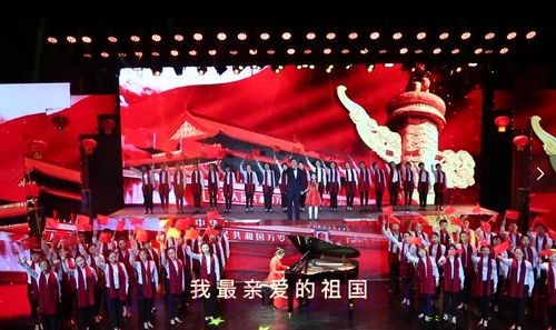 三万人齐唱《我和我的祖国》,球场变红色海洋 三万人齐唱《我和我的祖国》,球场变红色海洋